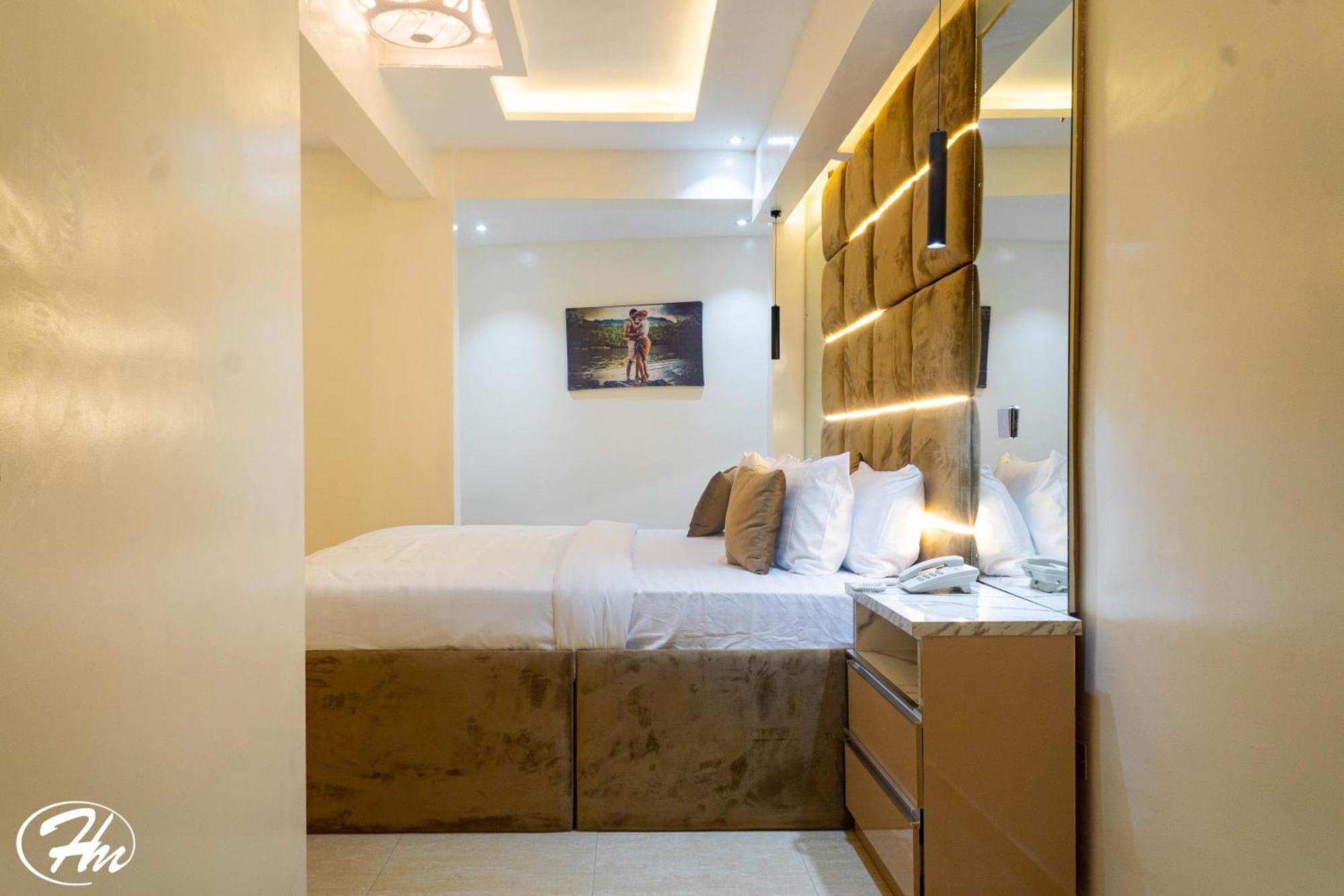 Hadmof Hotel And Suites Ikeja Exterior foto